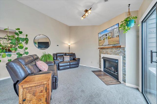 93 Peninsula Point Dr Unit B5, Moneta, VA 24121