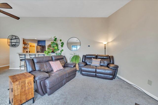 93 Peninsula Point Dr Unit B5, Moneta, VA 24121