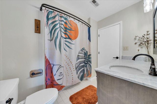 93 Peninsula Point Dr Unit B5, Moneta, VA 24121