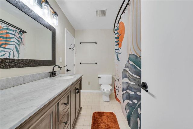 93 Peninsula Point Dr Unit B5, Moneta, VA 24121