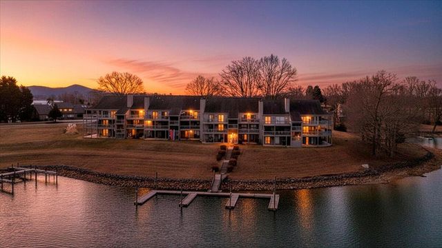 93 Peninsula Point Dr Unit B5, Moneta, VA 24121