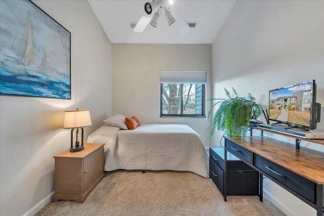 93 Peninsula Point Dr Unit B5, Moneta, VA 24121