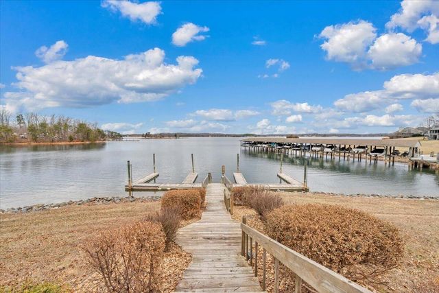 93 Peninsula Point Dr Unit B5, Moneta, VA 24121