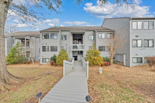 93 Peninsula Point Dr Unit B5, Moneta, VA 24121