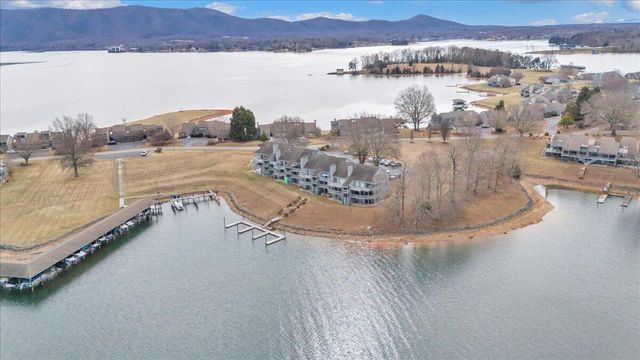 93 Peninsula Point Dr Unit B5, Moneta, VA 24121