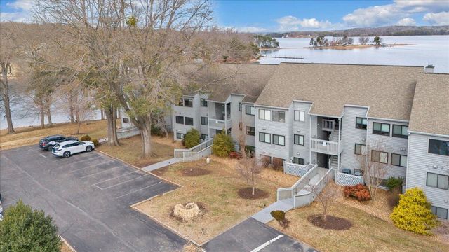 93 Peninsula Point Dr Unit B5, Moneta, VA 24121