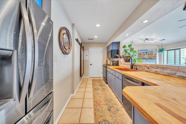 93 Peninsula Point Dr Unit B5, Moneta, VA 24121