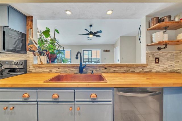 93 Peninsula Point Dr Unit B5, Moneta, VA 24121