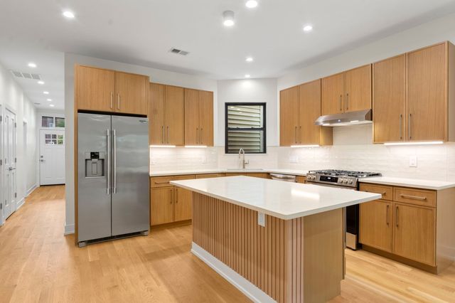 1246 W Bryn Mawr Avenue 2, Chicago, IL 60660