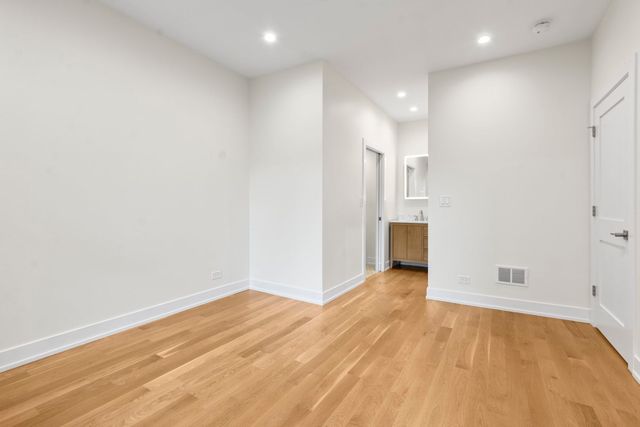 1246 W Bryn Mawr Avenue 2, Chicago, IL 60660