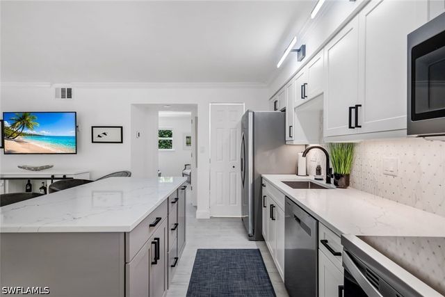 960 7th ST S 105, Naples, FL 34102