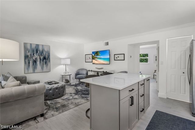 960 7th ST S 105, Naples, FL 34102