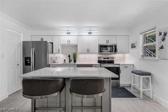 960 7th ST S 105, Naples, FL 34102