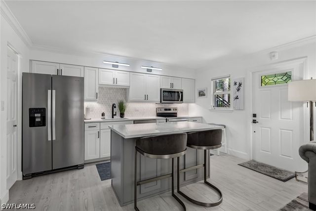 960 7th ST S 105, Naples, FL 34102