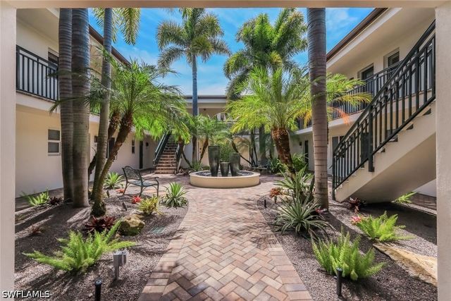 960 7th ST S 105, Naples, FL 34102