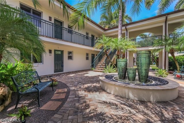 960 7th ST S 105, Naples, FL 34102