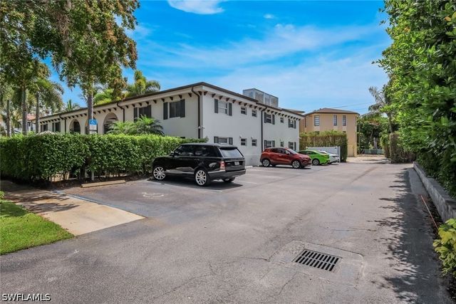 960 7th ST S 105, Naples, FL 34102
