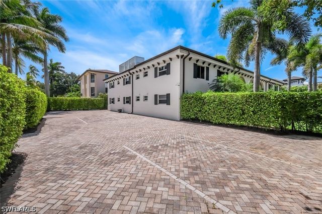960 7th ST S 105, Naples, FL 34102