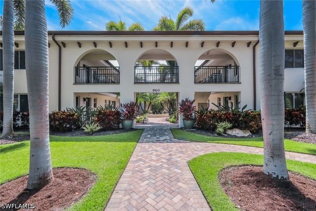 960 7th ST S 105, Naples, FL 34102
