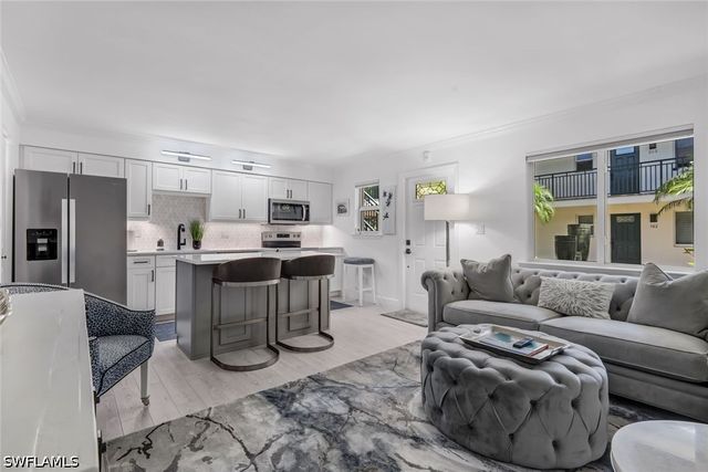 960 7th ST S 105, Naples, FL 34102