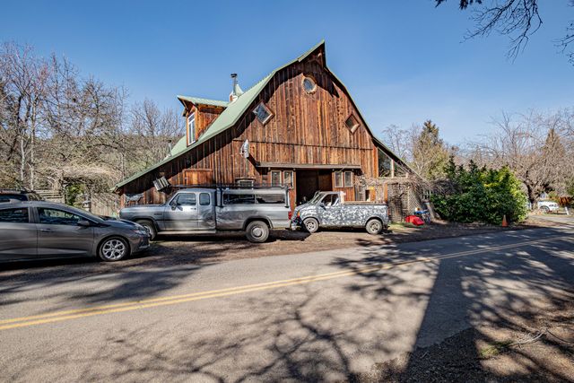 1828 Anderson Creek Road, Talent, OR 97540