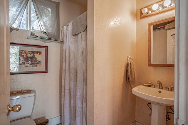 1828 Anderson Creek Road, Talent, OR 97540