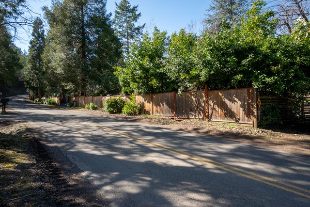 1828 Anderson Creek Road, Talent, OR 97540