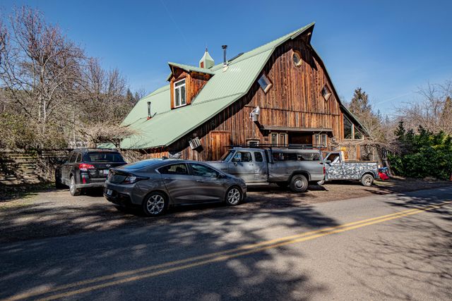1828 Anderson Creek Road, Talent, OR 97540