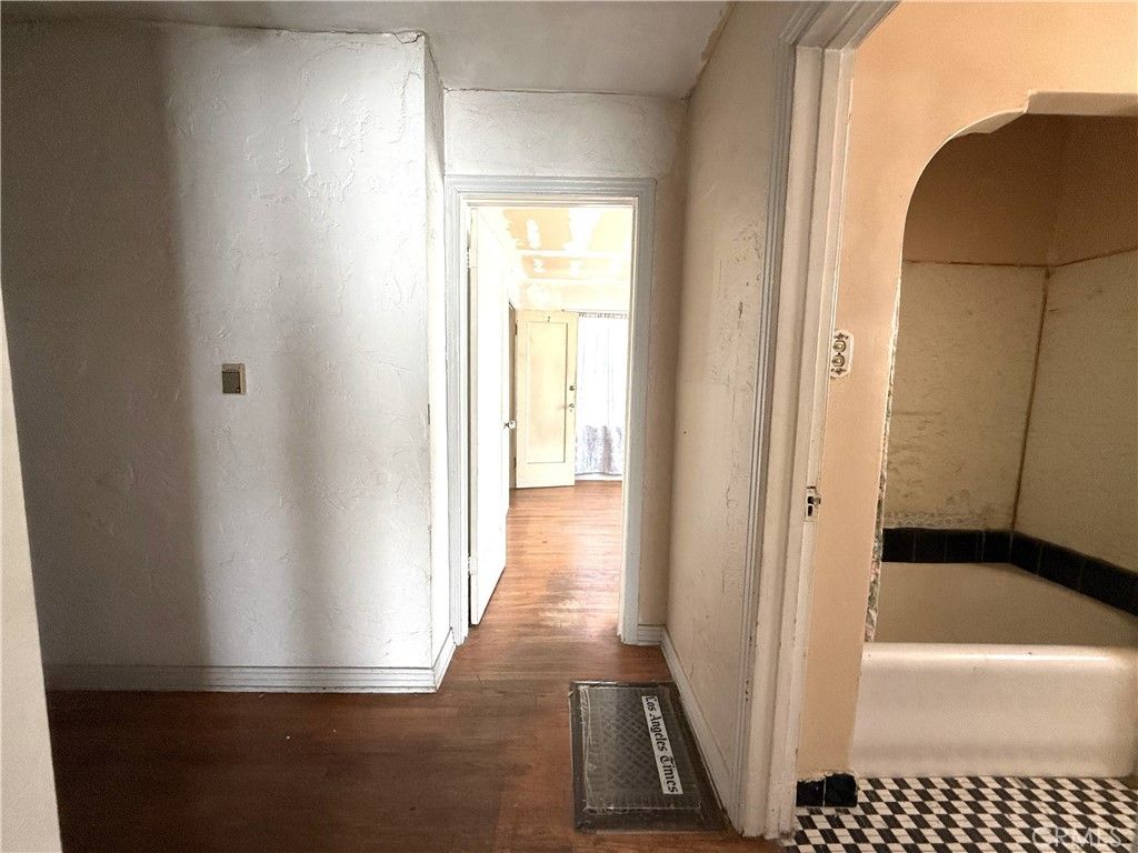 Image 14 of property listing at 2211 W 79th Street, Inglewood, CA 90305