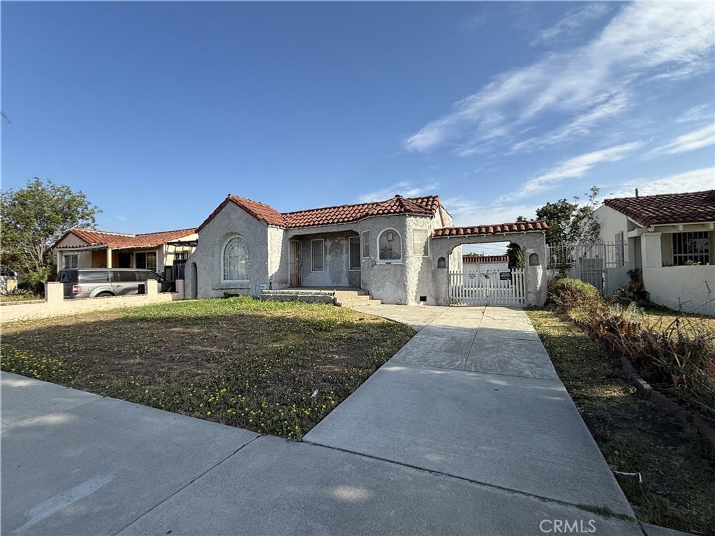 Image 2 of property listing at 2211 W 79th Street, Inglewood, CA 90305