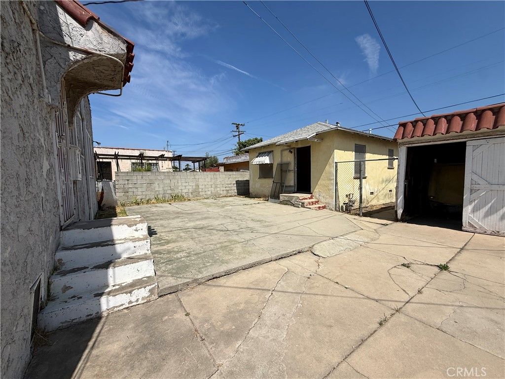 Image 21 of property listing at 2211 W 79th Street, Inglewood, CA 90305
