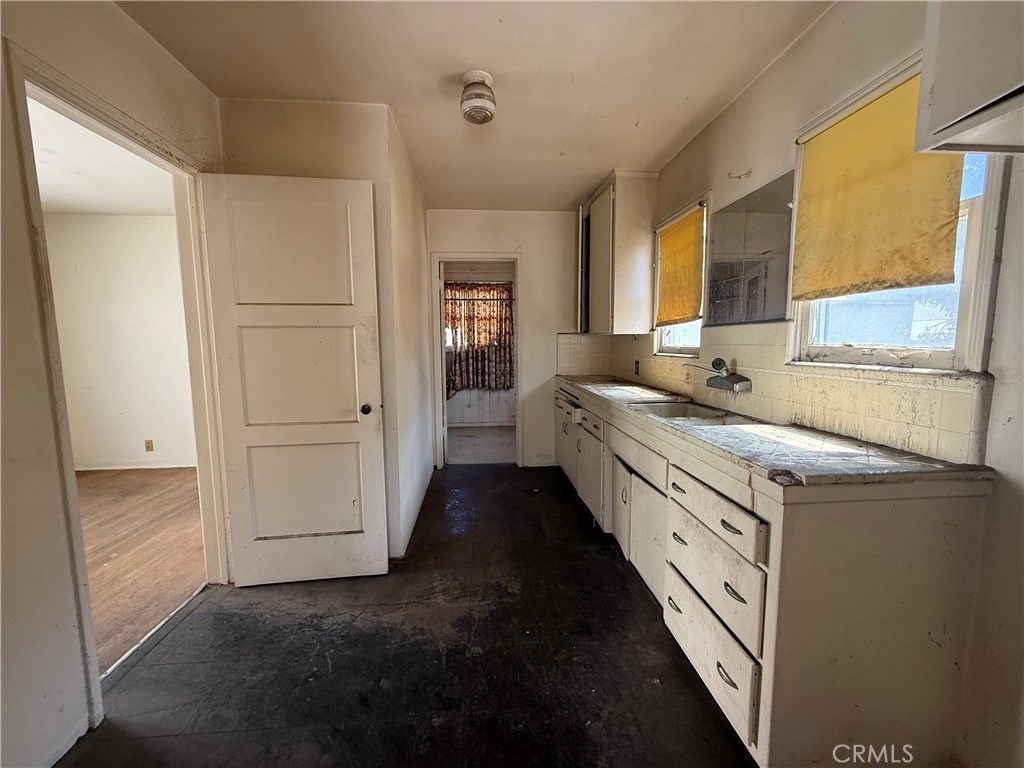 Image 25 of property listing at 2211 W 79th Street, Inglewood, CA 90305
