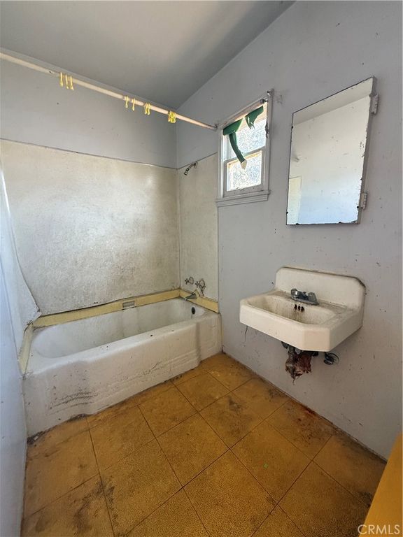 Image 28 of property listing at 2211 W 79th Street, Inglewood, CA 90305