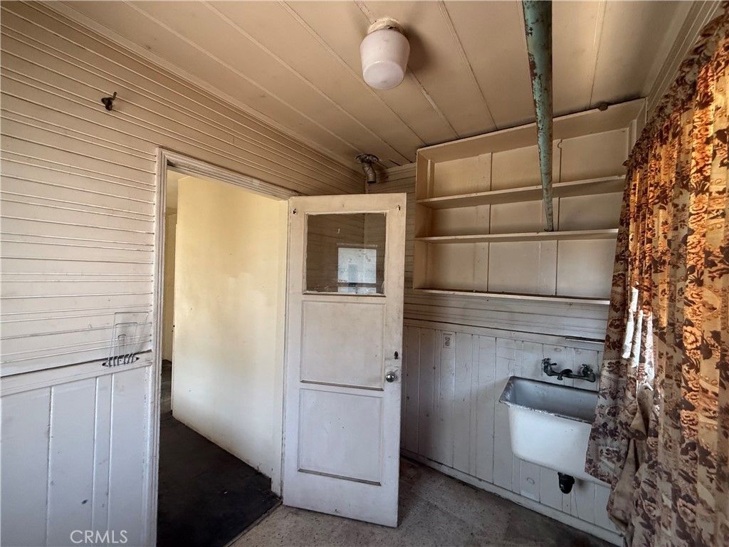 Image 30 of property listing at 2211 W 79th Street, Inglewood, CA 90305
