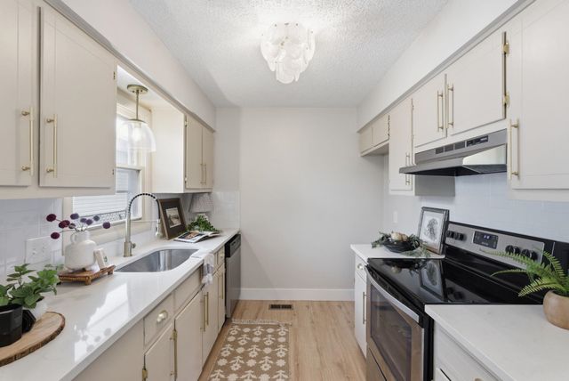 442 N Hickory Ln, Valley Center, KS 67147
