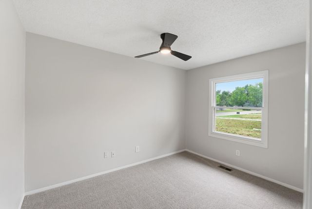442 N Hickory Ln, Valley Center, KS 67147