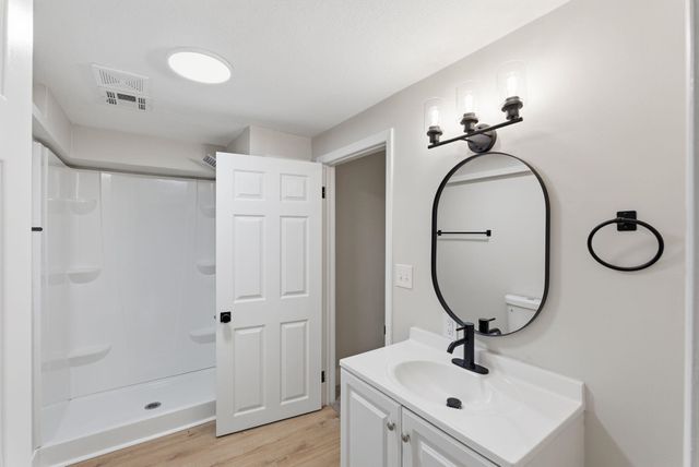 442 N Hickory Ln, Valley Center, KS 67147