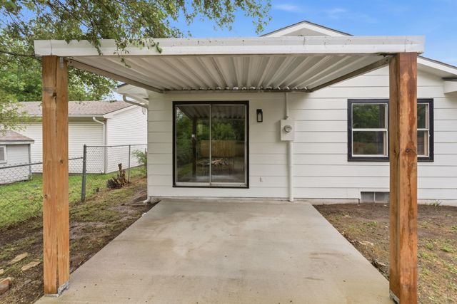 442 N Hickory Ln, Valley Center, KS 67147