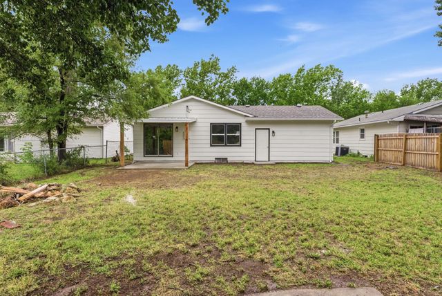 442 N Hickory Ln, Valley Center, KS 67147