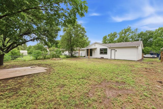 442 N Hickory Ln, Valley Center, KS 67147