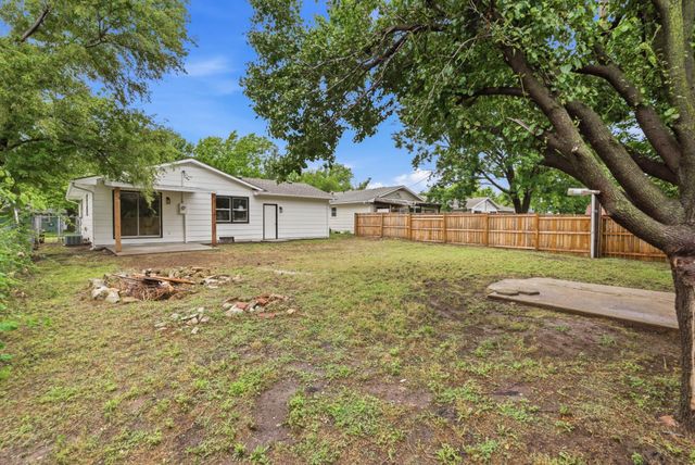 442 N Hickory Ln, Valley Center, KS 67147