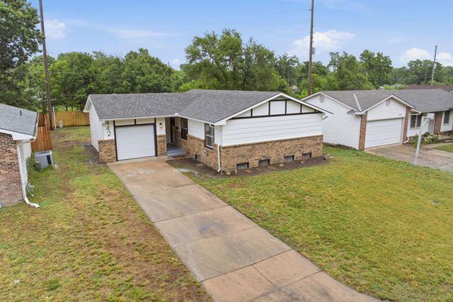 442 N Hickory Ln, Valley Center, KS 67147