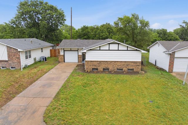 442 N Hickory Ln, Valley Center, KS 67147