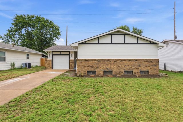 442 N Hickory Ln, Valley Center, KS 67147