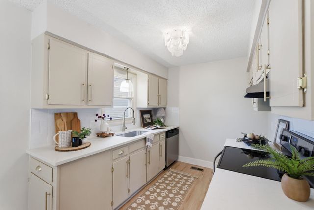442 N Hickory Ln, Valley Center, KS 67147