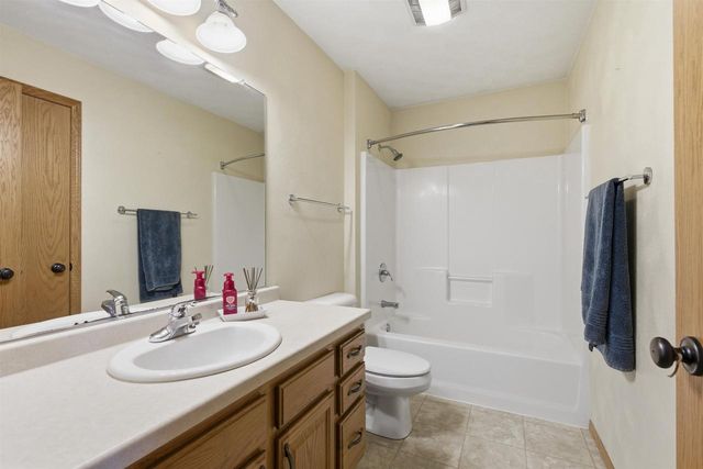 2294 MEADOW HEIGHTS CIRCLE, Neenah, WI 54956