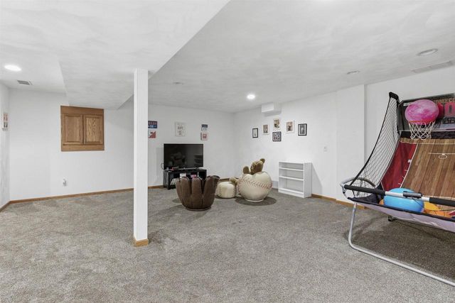 2294 MEADOW HEIGHTS CIRCLE, Neenah, WI 54956