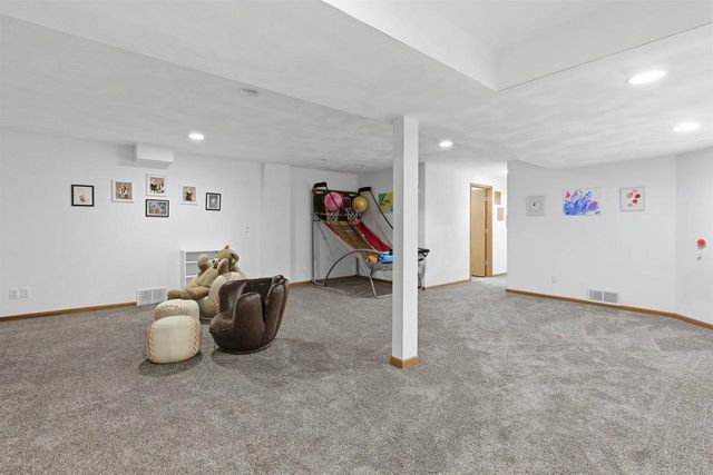 2294 MEADOW HEIGHTS CIRCLE, Neenah, WI 54956