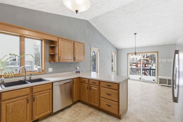 2294 MEADOW HEIGHTS CIRCLE, Neenah, WI 54956