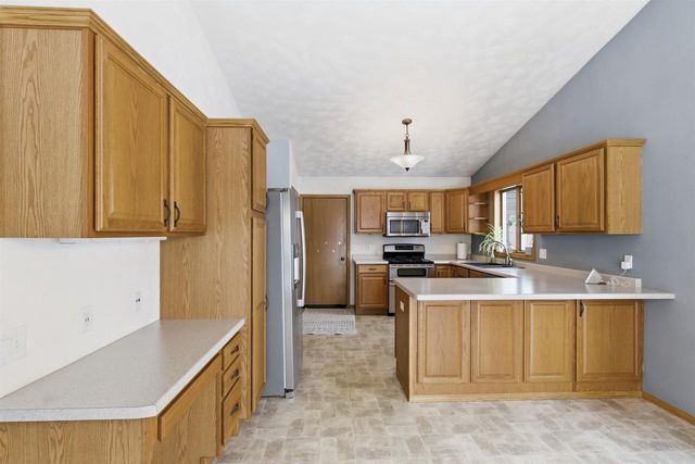 2294 MEADOW HEIGHTS CIRCLE, Neenah, WI 54956